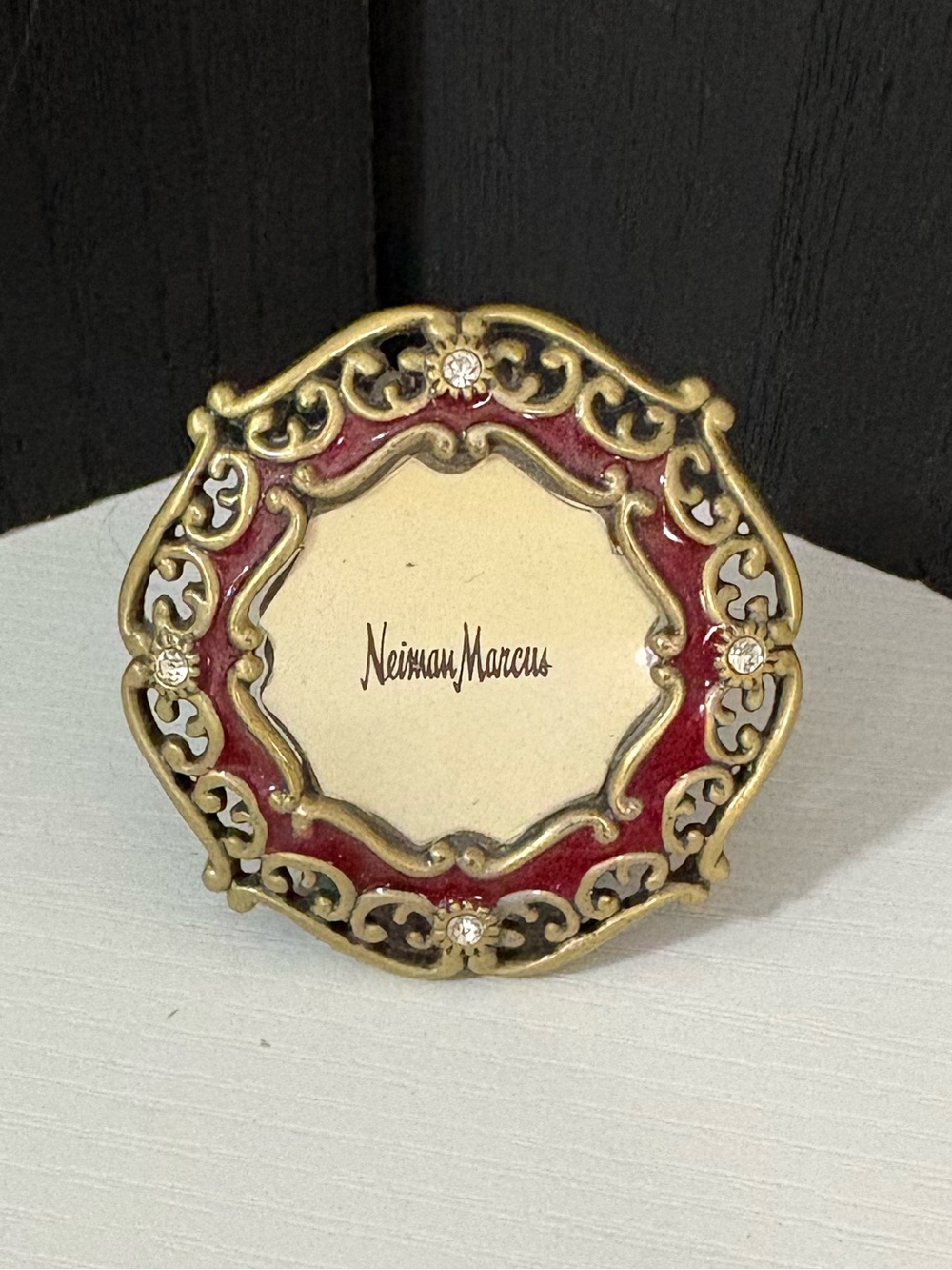 Jay Strongwater mini picture frame clip
enamel rhinestone brass tone maroon 2”